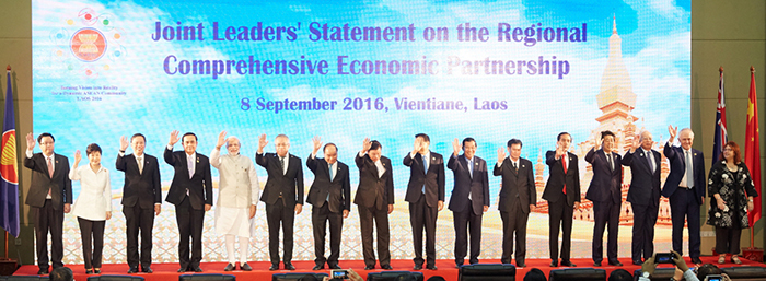 President Park Geun-hye poses for a group photo with other world leaders at the East Asia Summit in Vientiane, Laos, on Sept. 8. The EAS adopted a joint declaration on the Regional Comprehensive Economic Partnership (RCEP) and urged North Korea to immediately give up its nuclear weapons and missile programs.